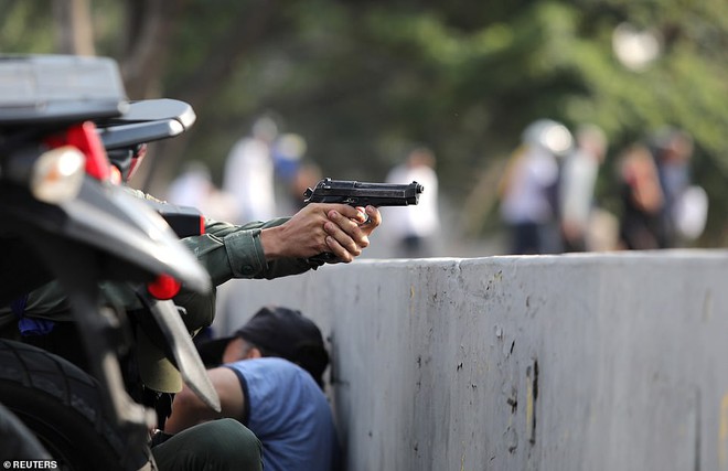 NÓNG: Ông Guaidó tuyên bố đảo chính ở Venezuela, có nhiều tiếng súng nổ bên ngoài căn cứ quân sự ở Caracas - Ảnh 1.