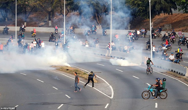 NÓNG: Ông Guaidó tuyên bố đảo chính ở Venezuela, có nhiều tiếng súng nổ bên ngoài căn cứ quân sự ở Caracas - Ảnh 1.