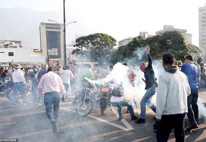 NÓNG: Ông Guaidó tuyên bố đảo chính ở Venezuela, có nhiều tiếng súng nổ bên ngoài căn cứ quân sự ở Caracas - Ảnh 3.