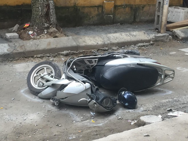 CLIP: Nữ tài xế lùi xe Camry tông chết người đi xe máy ở Hà Nội - Ảnh 3.