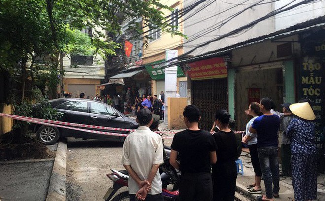 CLIP: Nữ tài xế lùi xe Camry tông chết người đi xe máy ở Hà Nội