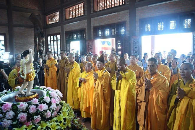 Hơn 400 xe hoa diễu hành rước Phật trước đại lễ Phật Đản Vesak - Ảnh 1.