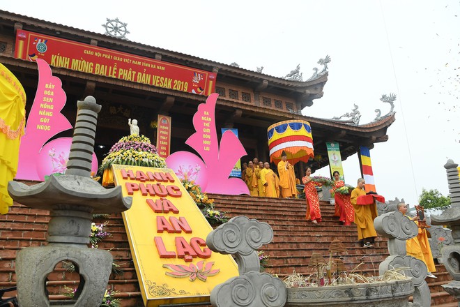 Hơn 400 xe hoa diễu hành rước Phật trước đại lễ Phật Đản Vesak - Ảnh 3.