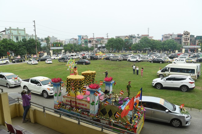 Hơn 400 xe hoa diễu hành rước Phật trước đại lễ Phật Đản Vesak - Ảnh 5.