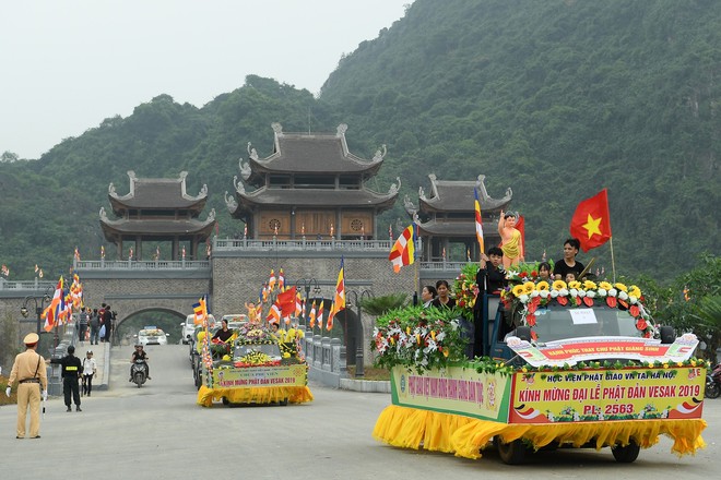 Hơn 400 xe hoa diễu hành rước Phật trước đại lễ Phật Đản Vesak - Ảnh 13.