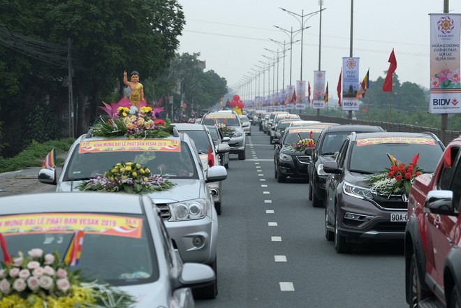 Hơn 400 xe hoa diễu hành rước Phật trước đại lễ Phật Đản Vesak - Ảnh 8.