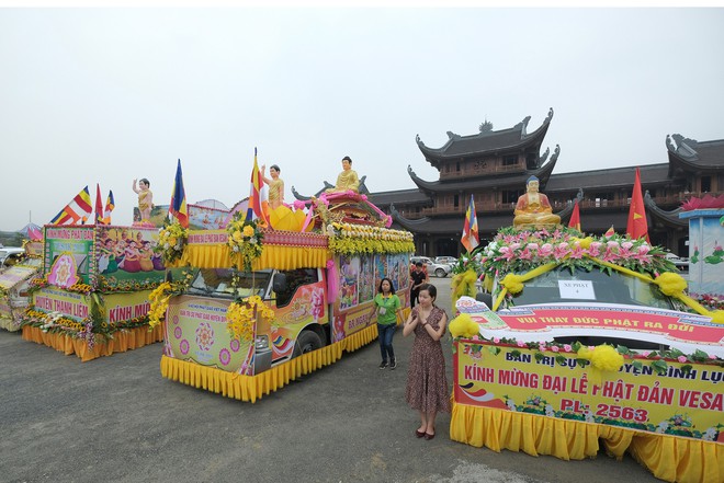 Hơn 400 xe hoa diễu hành rước Phật trước đại lễ Phật Đản Vesak - Ảnh 15.