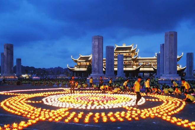 Lung linh đêm hội hoa đăng cầu cho thế giới hòa bình tại Đại lễ Phật Đản Vesak 2019 - Ảnh 2.