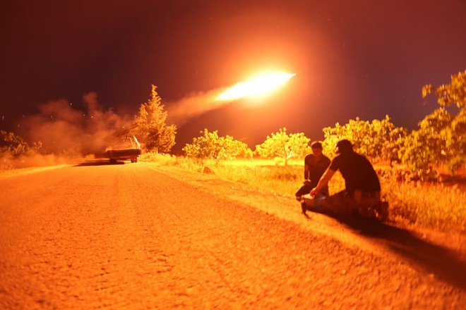 24h qua ảnh: Quân nổi dậy nã tên lửa vào quân đội Syria - Ảnh 3.