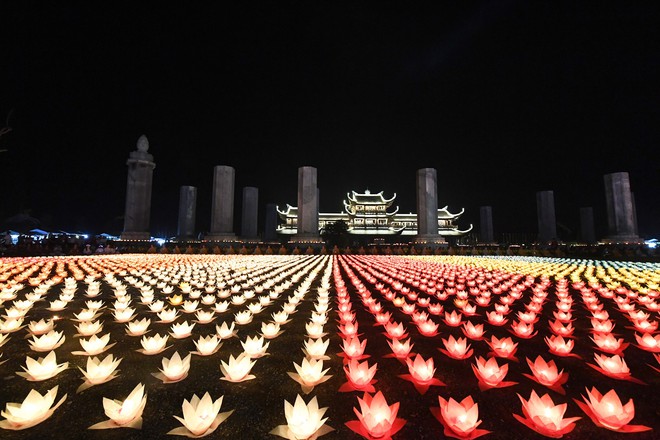 Lung linh đêm hội hoa đăng cầu cho thế giới hòa bình tại Đại lễ Phật Đản Vesak 2019 - Ảnh 7.