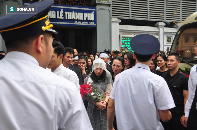 Đám tang đẫm nước mắt của nữ nhân viên nhà hát kịch bị xe Mercedes đâm tử vong ở hầm Kim Liên - Ảnh 24.