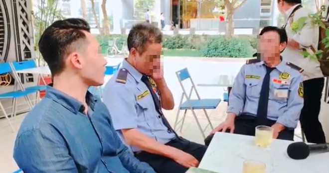 Thanh niên Việt kiều đến tận nơi xin lỗi 2 nhân viên bảo vệ: Con không khinh mấy chú, con cũng tự làm đủ nghề mới có tiền - Ảnh 2.
