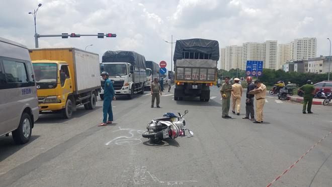 Va chạm giao thông, 2 người phụ nữ cùng 1 bé gái 5 tuổi thương vong sau khi đi khám bệnh ở Sài Gòn - Ảnh 1.