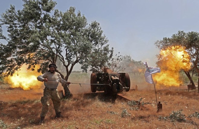 24h qua ảnh: Chiến binh quân nổi dậy Syria nã pháo vào quân chính phủ - Ảnh 2.