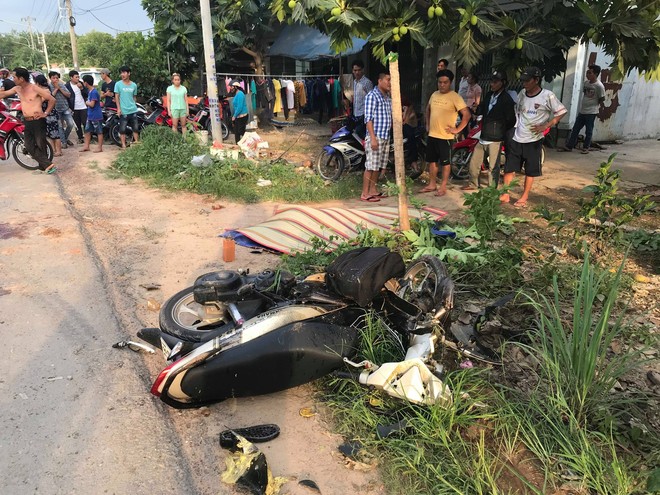 Hai xe máy va chạm trên đường, xe khách lao tới cán chết 2 người đàn ông - Ảnh 1.