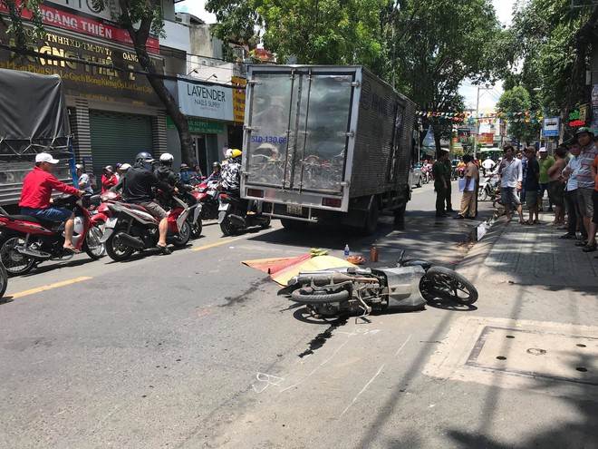 Người phụ nữ chết thảm dưới bánh xe tải ở Sài Gòn - Ảnh 1.