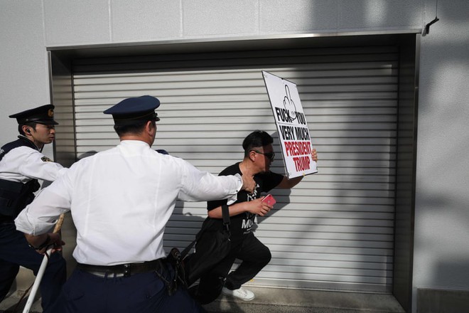 24h qua ảnh: Cảnh sát chống bạo động Bỉ bắt giữ cô gái tham gia biểu tình - Ảnh 10.