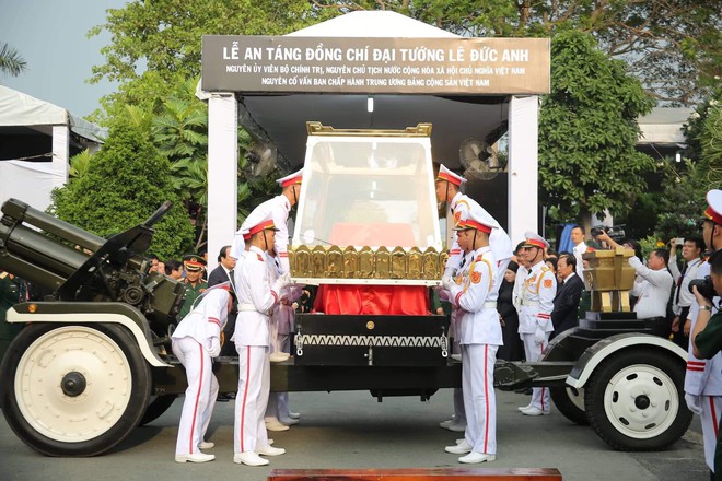 Lễ an táng cố Chủ tịch nước Lê Đức Anh ở TP Hồ Chí Minh - Ảnh 17.