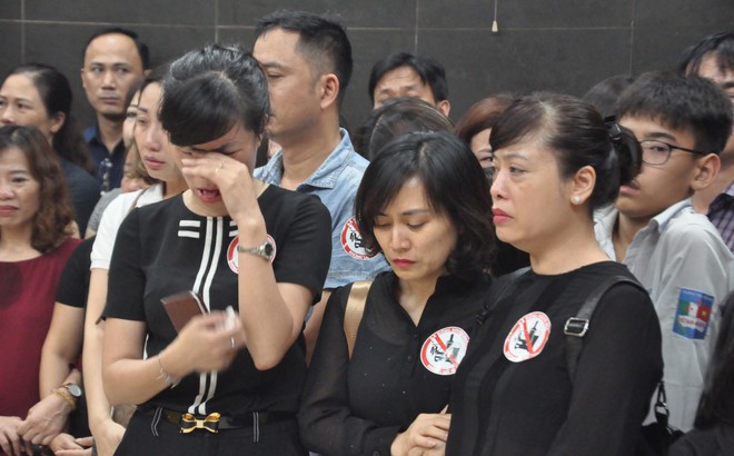 Hàng nghìn người oà khóc trong đám tang đông chưa từng có tiễn đưa cô giáo bị xe Mercedes đâm tử vong ở hầm Kim Liên