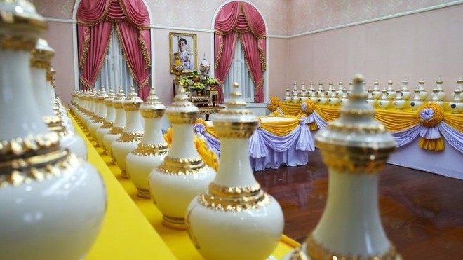 Lễ đăng cơ của Quốc vương Thái Lan: Tắm nước thiêng, đội trên đầu hơn 7kg vàng và những điều độc đáo khác - Ảnh 3.