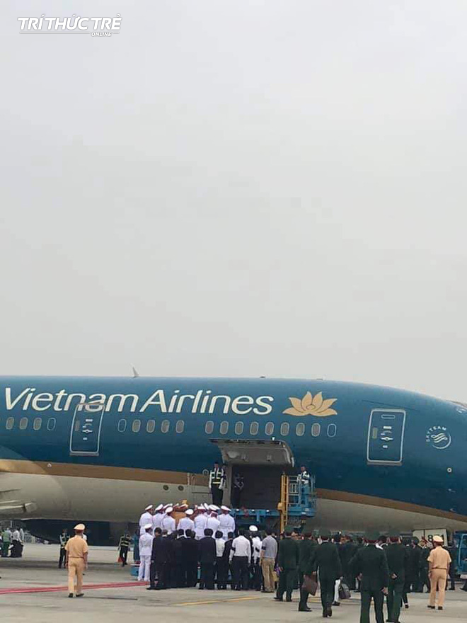 Máy bay đưa linh cữu cố Chủ tịch nước Lê Đức Anh rời Nội Bài - Ảnh 2.