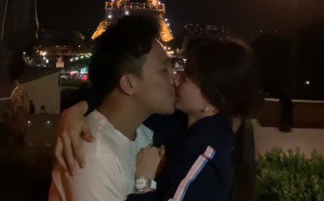 Trấn Thành, Hari Won bị "ngăn cản" khi hôn nhau tại Pháp