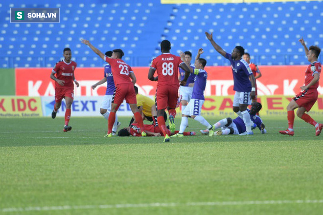 Cầu thủ Bình Dương bị co giật, phải nhập viện khẩn cấp sau cú húc vào đầu sao Hà Nội FC - Ảnh 2.