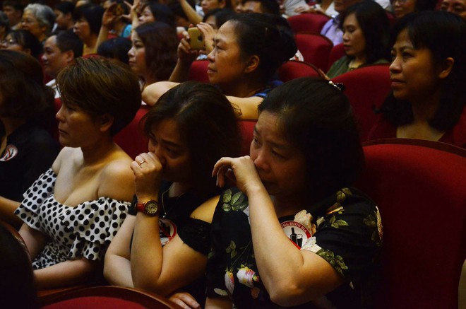 Nhiều người khóc trong đêm diễn ủng hộ gia đình nhân viên Nhà hát Kịch bị xe tông tử vong - Ảnh 4.