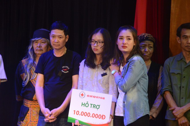 Nhiều người khóc trong đêm diễn ủng hộ gia đình nhân viên Nhà hát Kịch bị xe tông tử vong - Ảnh 7.
