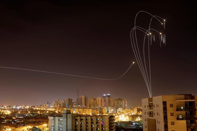 24h qua ảnh: Hệ thống phòng không Israel chặn tên lửa trên bầu trời đêm - Ảnh 4.