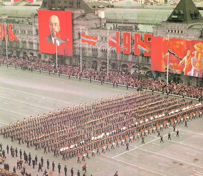 Nhìn lại những màn duyệt binh hoành tráng trong lịch sử Liên Xô - Nga - Ảnh 3.