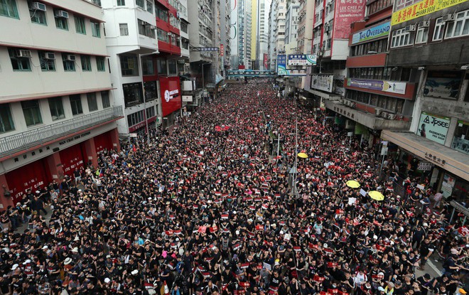 Biển đen ở Hong Kong: Đã 19h tối nhưng dòng người biểu tình vẫn tập trung đông đúc trước trụ sở chính quyền - Ảnh 13.