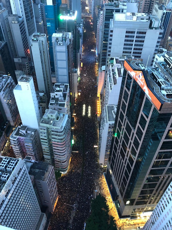 Biển đen ở Hong Kong: Đã 19h tối nhưng dòng người biểu tình vẫn tập trung đông đúc trước trụ sở chính quyền - Ảnh 1.