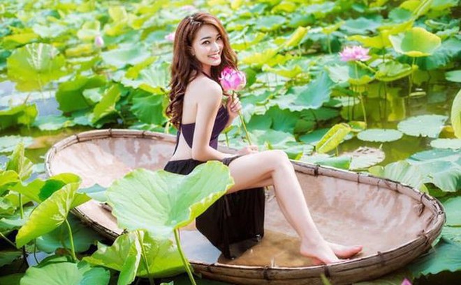 Bạn gái Phan Văn Đức mặc yếm chụp ảnh cùng sen, khoe chân dài gây sốt