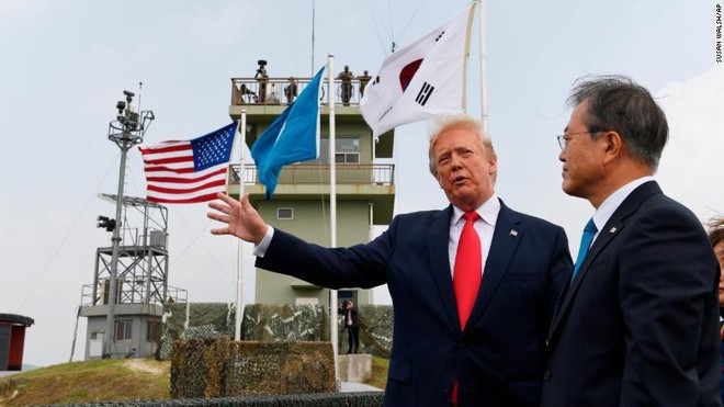 NÓNG: Tổng thống Mỹ Donald Trump đã tới DMZ được nửa tiếng, ông Kim Jong Un vẫn chưa xuất hiện - Ảnh 1.