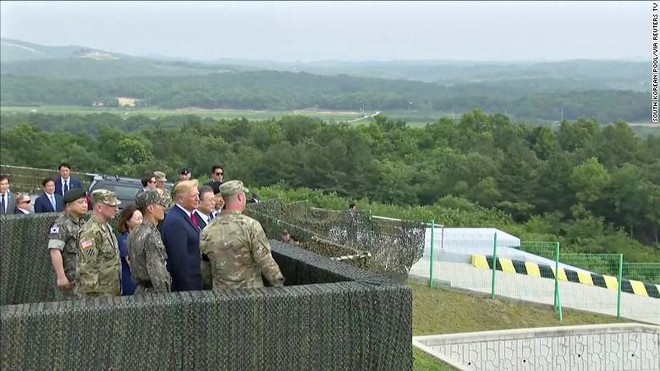 NÓNG: Tổng thống Mỹ Donald Trump đã tới DMZ được nửa tiếng, ông Kim Jong Un vẫn chưa xuất hiện - Ảnh 3.