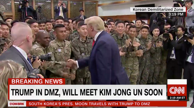 NÓNG: Tổng thống Mỹ Donald Trump đã tới DMZ được nửa tiếng, ông Kim Jong Un vẫn chưa xuất hiện - Ảnh 1.