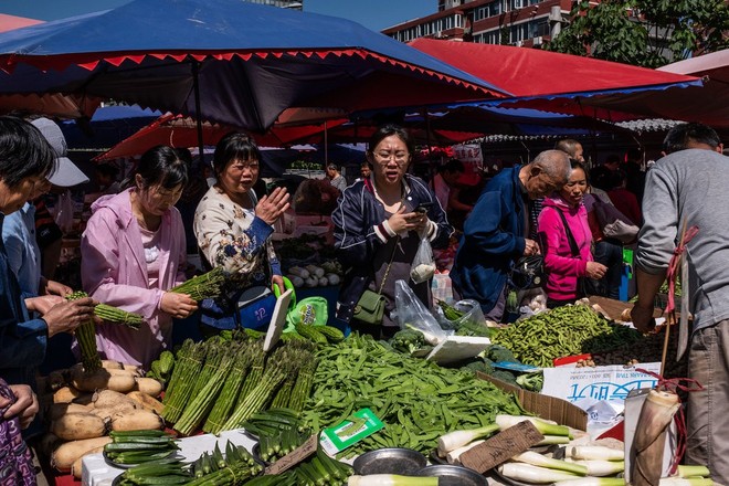 Chiến tranh thương mại, suy thoái kinh tế, giá cả leo thang: Thủ tướng TQ sốc vì biết giá táo ở chợ - Ảnh 1.