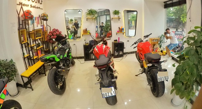 Salon tóc dùng dàn motor tiền tỷ làm ghế ngồi cho khách và sự thật bất ngờ phía sau - Ảnh 3. Salon tóc dùng dàn motor tiền tỷ làm ghế ngồi cho khách và sự thật bất ngờ phía sau - Ảnh 3.