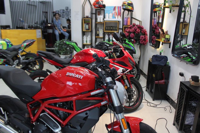 Salon tóc dùng dàn motor tiền tỷ làm ghế ngồi cho khách và sự thật bất ngờ phía sau - Ảnh 4. Salon tóc dùng dàn motor tiền tỷ làm ghế ngồi cho khách và sự thật bất ngờ phía sau - Ảnh 4.