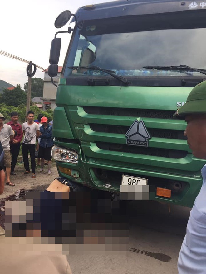 Xe ben lấn làn đâm xe máy, thanh niên tử vong trong tư thế gây ám ảnh - Ảnh 3. Xe ben lấn làn đâm xe máy, thanh niên tử vong trong tư thế gây ám ảnh - Ảnh 3.