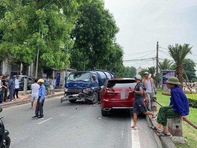 Hiện trường vụ Lexus tiền tỷ nát đầu, bung túi khí khi đối đầu xe bồn ở Hà Nội - Ảnh 5.