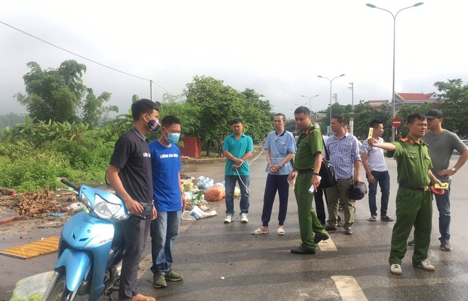 Sáng nay, Bùi Văn Công được đưa tới thực nghiệm hiện trường vụ nữ sinh giao gà - Ảnh 1.