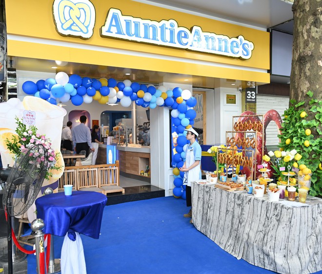 Người dân xếp hàng ăn bánh Auntie Annes nổi tiếng nước Mỹ vừa về Việt Nam - Ảnh 9.