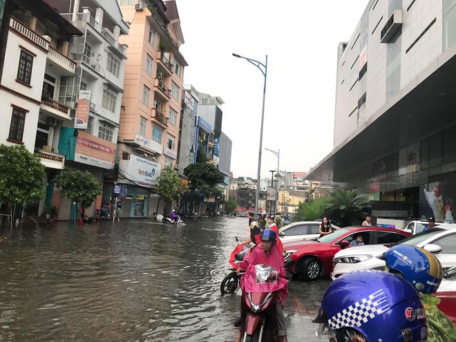 Mưa lớn kéo dài gần 1 tiếng, người dân Hà Nội chật vật bơi trên đường về nhà - Ảnh 7.