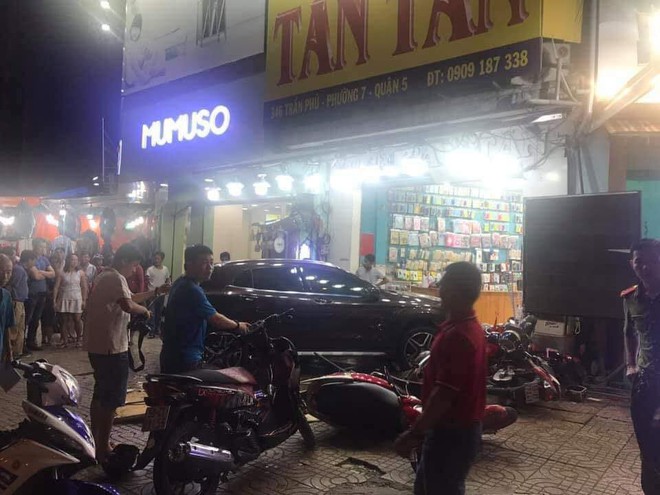 Nữ tài xế lái xe Mercedes đâm hàng loạt xe máy ở Sài Gòn, nhiều người nhập viện cấp cứu - Ảnh 1. Nữ tài xế lái xe Mercedes đâm hàng loạt xe máy ở Sài Gòn, nhiều người nhập viện cấp cứu - Ảnh 1.