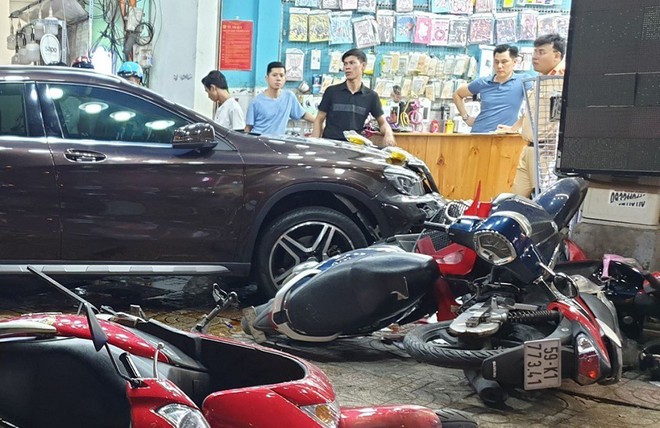 Hiện trường kinh hoàng sau khi nữ tài xế lái Mercedes tông xe máy nằm la liệt ở Sài Gòn - Ảnh 3.