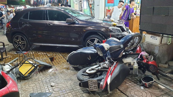Hiện trường kinh hoàng sau khi nữ tài xế lái Mercedes tông xe máy nằm la liệt ở Sài Gòn - Ảnh 4.