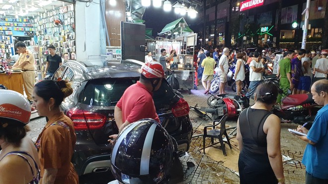 Hiện trường kinh hoàng sau khi nữ tài xế lái Mercedes tông xe máy nằm la liệt ở Sài Gòn - Ảnh 6.
