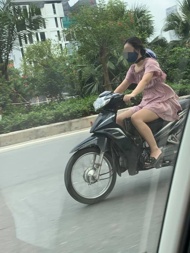 Cô gái chạy xe máy có phong cách đội mũ bảo hiểm khiến cả phố ngoái nhìn  - Ảnh 2.